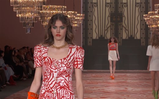 少女心澳洲小众仙牌 alice McCALL 2022 秋冬度假秀场，摩登小香风。