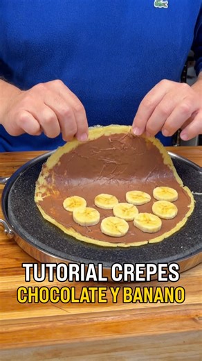 TULIO Recomienda on Instagram: "Tutorial completo: el famoso crepe de banano y chocolate de los franceses ¡Para las personas que aman cocinar! ✔️Media taza de agua ✔️1 taza de leche ✔️2 huevos ✔️1 taza de harina de trigo ✔️3 cucharadas de mantequilla ✔️Sal ✔️aceite ✔️crema de chocolate @chocolatesjet #auspiciaestareceta ✔️2 bananos ✔️1 azúcar pulverizada"