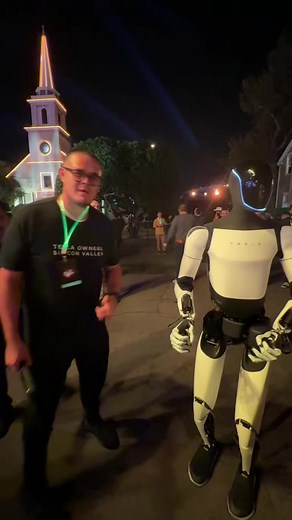 I had a whole conversation with the Tesla Bot aka Optimus #fyp #viral #tesla #tsla #teslabot #optimus #robots #teslaoptimus