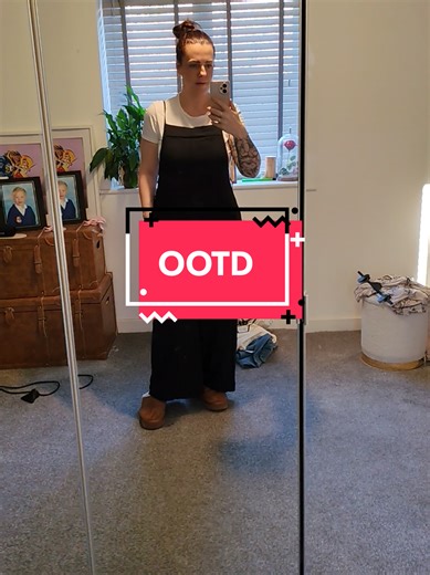 I've gone with comfy today and I think I'm loving it!! and of course it features my favourite scarf to keep me warm! #mumlife #findingmystyle #OOTD #tiredmum #fyp