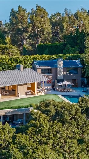📍Santa Monica · $110,000,000 A rare Howard Backen estate overlooking the 7th hole of the Riviera Country Club — the architect’s only home ever built on this iconic course. Seamless indoor-outdoor living, board-formed concrete, vaulted wood ceilings, a guest house, wellness spa, theater, wine cellar, and geothermal power define this private sanctuary surrounded by mountain vistas and unforgettable sunsets. True California living — elevated to its purest form. Learn more via the link in bio www.b