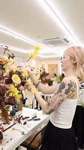 An excellent teacher ⭐想取得權威認證的「KFTA-韓國花藝師資格證書」嗎？ ⭐想系統學習韓式花藝嗎？ ⭐️由KFTA-韓國花藝教育協會和韓國VERYVIEW花藝學院主辦的韓國花藝遊學之旅出發啦！ 🇰🇷💐關於KFTA-韓國花藝師資格證课程💐🇰🇷 「KFTA-韓國花藝師資格證課程」是為想取得正規韓國花藝師證書和想系統學習韓式花藝而開設的課程。所有課程均在韓國本土授課，所有授課老師均為韓國教育廳認證的韓國講師，全程韓語授課，課堂配有專業中文翻譯 👇👇諮詢與商談👇👇 INS私信：veryview_flowerart LINE私信：veryviewflorist WhatsApp: 82 10-2934-6654 中國微信ID:veryview-Korea 안녕하세요 여러분🤗 베리뷰 플로리스트 학원입니다! 베리뷰 플로리스트 학원은 수강생 분들에게 플로리스트의 첫걸음에 도움이 되고자 노력합니다. 탄탄한 이론과 체계적으로 짜여진 커리큘럼은 실무향상 및 트렌디한 디자인까지 갖춘 전문 플로리스트로서의 시작이 될 수 있도록 교육합