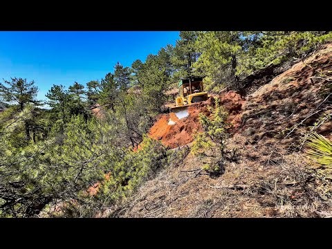 How does the Caterpillar D7G bulldozer operate so dangerously on mountain slopes? #bulldozer