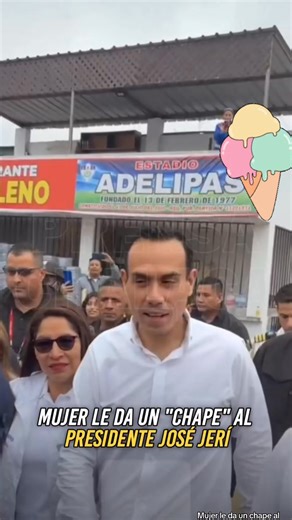 Mujer le da un beso al presidente | Mundo Pésimo