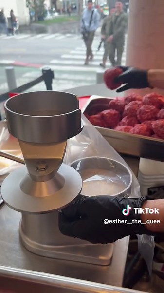 ‏ניחושים ??? כמה קציצות מכינים ביום ??🍔