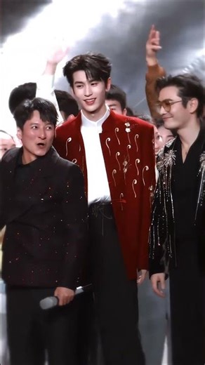 怎么点个头都自带苏感 #张凌赫 #zhanglinghe #trươnglănghách #viral #xh #xuhuongyoutube #douyin #shorts