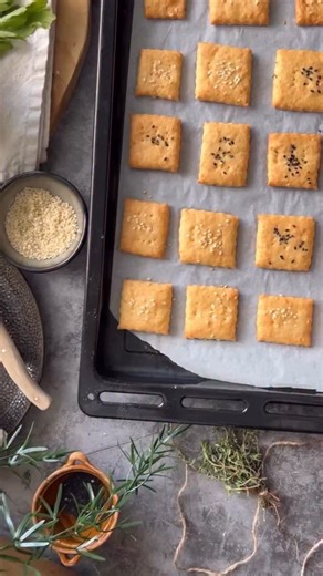 SYROVÉ KREKRY 🧀 Bez kysnutia, z pár surovín a hotové raz-dva. Dokonalé k vínu alebo proseccu. Ulož si recept – na Silvestra sa zíde 🥂 🧾 RECEPT 220 g hladkej múky ½ ČL prášku do pečiva 100 g zmäknutého masla 150 g tvrdého syra (eidam alebo údený syr) 3 PL teplej vody (cca 25 ml) 1½ ČL soli ¼ ČL rasce sezamové semienka na posypanie Postup: V miske zmiešame múku, prášok do pečiva, soľ a rascu. Pridáme zmäknuté maslo, nastrúhaný syr a teplú vodu. Vypracujeme hladké cesto, ktoré necháme asi 30 min