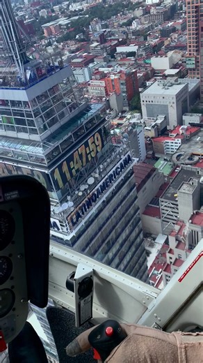 La perspectiva de la óptica colocada en la cámara hace que se vea así de cerca pero en realidad íbamos más lejos 🤪 #clv #mariafilms #helicoptero #mexico