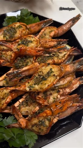 𝑺𝑶𝑭𝑰 𝑱𝑶𝑺𝑬 | 𝑯𝒆𝒂𝒍𝒕𝒉𝒚 𝑭𝒐𝒐𝒅 𝒓𝒆𝒄𝒊𝒑𝒆𝒔 on Instagram: "Perfect for seafood lovers who want flavour + speed ,this recipe is ready before your tea gets cold! Juicy, smoky, buttery butter fried prawns in just 5 minutes! Coated in a rich garlic-butter-parsley mix, sprinkled with chilli flakes & cracked pepper, then tawa-grilled for that perfect golden crust. [prawns,butter garlic prawns,seafood recipes,prawns recipe,seafood] #prawns #buttergarlicshrimp #seafoodrecipes #delicious #