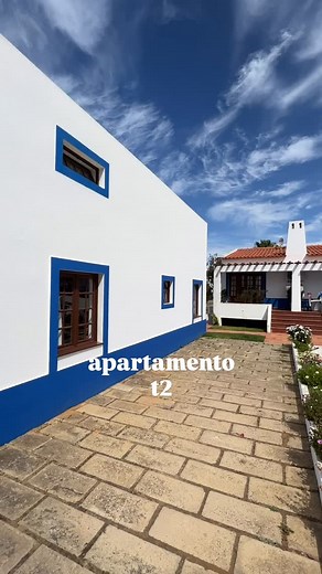 A entrada do nosso apartamento t2. Bem genuíno e catita e com uma localização ótima. Informações, reservas e dúvidas, ligar: 269905136 | Camping Porto Côvo