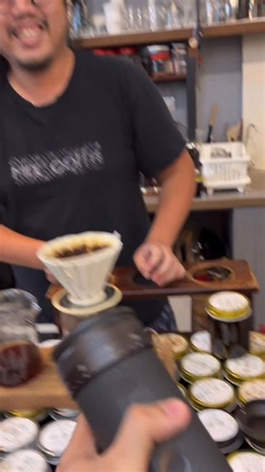 快來複習怎麼簡單沖咖啡 這個方法除了沖咖啡以外 還可以拿來測試沖煮參數 像磨豆機的沖煮刻度 熱水的問度 都可以透過這個穩定的沖煮方式 來進行測試 今天的主角 是最新的隨身磨豆機 𝗢𝘂𝘁𝗜𝗻 𝗙𝗶𝗻𝗼 隨極磨 有超炫酷豆倉 28段研磨刻度和超靜音研磨設計 還有支援快充不用擔心充電設備不能用 不管要在家裡或出門遊玩都可以隨時磨起來 All-in-One 設計｜豆艙＋粉艙＋主機一體成型 ESG友善｜使用環保材質，減少碳足跡 質感雙色｜極地棕｜砂岩白，文青風格雙色可選 有需要的可以點此購買 購買連結：https://chicflott.com/MF | MIX Coffee