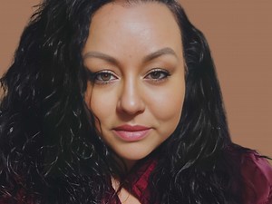 Manitoba singer Laura Hanson puts fresh spin on Christmas classic