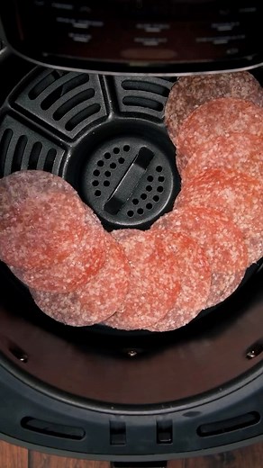 Salami Crisps Airfryer Hack! 😱 So easy — and dangerously moreish! You can even swap the salami for chorizo for a spicy twist 🌶️ Super crunchy and perfect dunked in garlic sauce. Trust me, you need to try these! ⸻ 🔥 Method 1. Lay salami slices in a single layer in your air fryer basket. 2. Air fry at 170–180°C (340–355°F) for 3–5 minutes, until golden and crisp. 3. Transfer to kitchen roll and let them cool — they’ll crisp up even more! That’s it. Simple, quick, and incredibly tasty 😋 ⸻ #airf