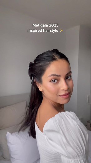 Loved seeing oversized bows on the red carpet #metgalahair #halfuphairstyle #hairbows #cutehairstyles #easyhairtutorial #hairbowtutorial