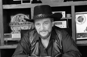 Waylon Jennings Recalls The Irony In Bragging About Not Drinking: “I’d Be Stoned Out Of My Gourd” | Whiskey Riff