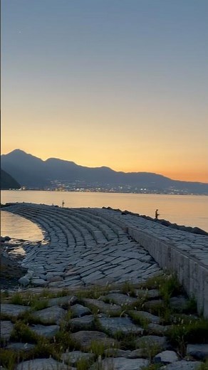 【絶景】別府湾に沈む美しい夕陽。海岸から望む夕暮れの癒やし風景