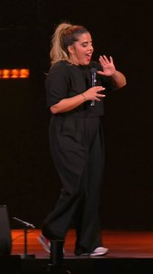 Il a dû oublier de mettre des paillettes dans sa vie… Le spectacle d’Ines Reg « Hors Normes » est dispo ! | Amazon Prime Video