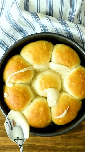 🍫EASY CHOCOLATE BISCUIT BOMBS🍫 1 can Pillsbury Grands 1 cup chocolate chips ½ cup powdered sugar 1 teaspoon vanilla extract 1-2 tablespoons heavy whipping cream 👉 https://www.crazyforcrust.com/easy-chocolate-biscuit-bombs/ | CrazyforCrust