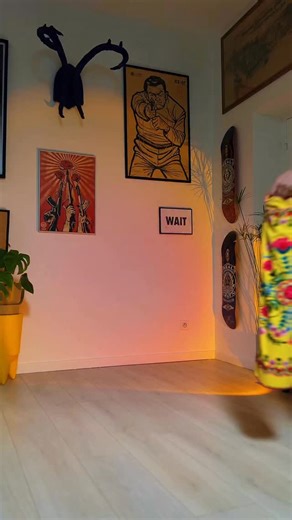 Il y a des jours où je suis pleine d’énergie, motivée et j’ai envie de dérouler mon tapis. Et d’autres où clairement… NON ! Certains jours, je vais me déchirer à la salle pendant 2h. D’autres où je vais ralentir, peut-être juste pratiquer 20min de Yoga. Dans tous les cas, bouger me permet de me reconnecter à mon corps, de respirer, de créer de l’espace sans nier ce que je ressens. La constance, ce n’est pas de bouger quand tout va bien. C’est de revenir au mouvement même quand je n’ai pas envie,