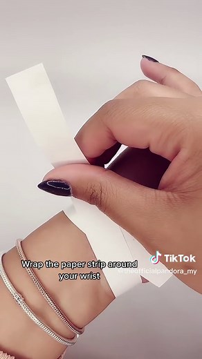 Not sure on which bracelet size that fit your wrist? Follow our simple tips! #Pandora #pandorajewelry #braceletsize #Pandorabracelet #pandorasizeguide #pandoratips #measuresize #pandoratutorial