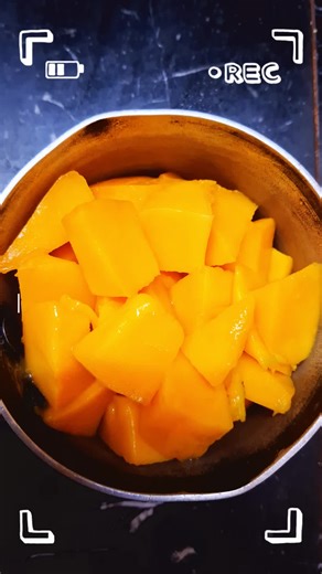 crêpes compote de mangues de saison faite maison😋😋. A kid’s Lab les goûters sont de vrais moments de partage avec nos loulous. #kidslab #cuisinepourenfants #mangersainement #cuisinepourenfants