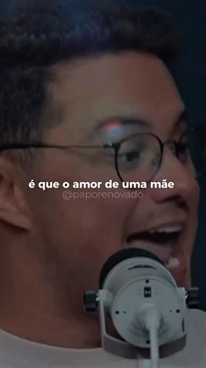 Frases de Motivação • Inspiração • Cortes de Podcast on Instagram: "O amor de uma mãe é uma das experiências mais profundas que um ser humano pode viver. É um amor que não depende de merecimento, de fases boas ou de reconhecimento. Ele simplesmente existe, permanece e sustenta. A mãe ama antes de conhecer o rosto, ama mesmo quando é ferida, ama quando ninguém mais entende. É um amor que cuida em silêncio, que vigia de longe e que se doa mesmo quando está cansado. Esse tipo de amor não faz cálcul