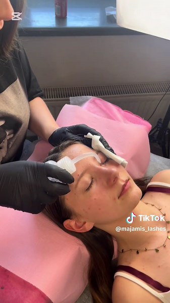 Stylizacja Wet Look - Efekt Końcowy z Różowymi Rzęsami