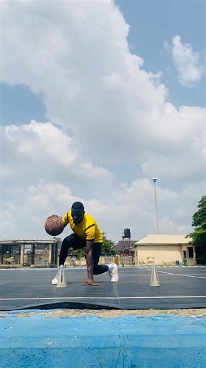 🔥🏀Basic EASY cross and pound dribble ❤️🏀(x10) #basketball #tutorial #dance #coaching #shorts #fyp