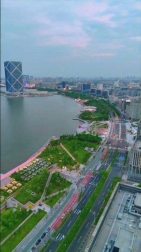 A Perfect Blue Circle! 💧✨ Exploring the Stunning Dishui Lake in Shanghai.(一个完美的蓝色圆环！💧✨ 探访震撼的上海滴水湖。)