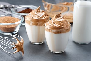 Voici la recette du Dalgona Coffee, ce café fouetté venu de Corée du Sud savoureux et facile à réaliser - Grazia