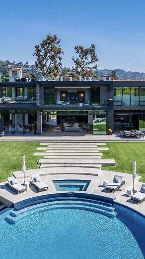 📍Los Angeles • $34.45M 6 beds | 12 baths | 17,661 sqft Spa & gym level Wine cellar Resort-style pool Learn more | 🔗 in bio www.beverlyhills-realestate.la #luxuryrealestate #losangelesrealestate #beverlyhills #milliondollarhome