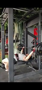 Warning:NSFL: 27-Year-Old Xiao Hou died while bench pressing alone in the Gym