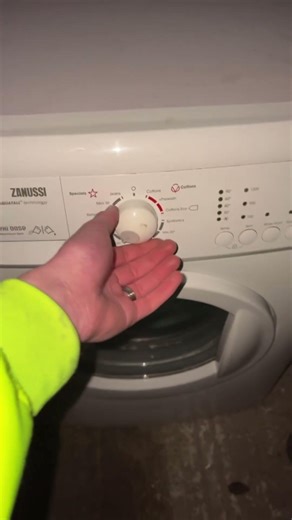 Zanussi AquaFall ZWG7120K washing machine || Bad spider!