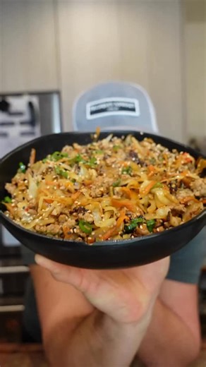 Egg Roll Bowl 😊 Quick, low carb, high protein, egg roll bowls are on my 2026 weekly dinner rotation 👏🏻 This comes together in less than 30 minutes and hits all of the spots egg rolls do, but without all of the deep fried nonsense! Use whatever ground meat you would like and feel free to add in different veggies 🥕 🥦 🌱 🫑 Method: - prep all of your veggies…. Lots of thinly sliced cabbage, grated carrot, minced garlic 🧄 and ginger 🫚 , diced mushrooms 🍄‍🟫 , and thinly sliced yellow onion o