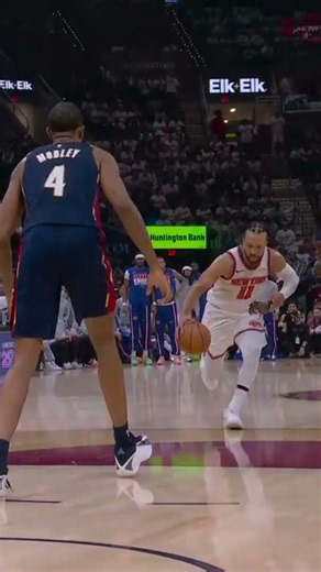 SPECTACULAR FINISH! BRUNSON connects on ALLEY-OOP to ROBINSON 😱💥
