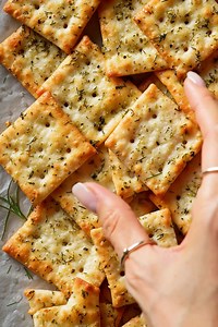 Dill Pickle Saltines: Irresistibly Crunchy Snack Delight For the Seasoning • Vegetable Oil – Ensures an even coating of flavors; substitute with canola or light olive oil if desired. • Dry Dill Seasoning Mix – The star ingredient that delivers that distinct dill pickle flavor you’ll crave. • Garlic Powder – Adds savory warmth, enhancing the overall taste without overpowering the dill essence. ...... Full Recipe in Coʍmеոτ 💬 | Sandra Recipes