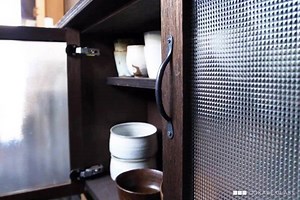 格子柄で人気のチェッカーガラス。 格子サイズが選べ、大きくなるほどモザイク画のようになります。 目隠し効果がありますので、窓、ドア、食器棚など様々なところで活用できますよ♪ チェッカーガラスはこちら⇒https://goo.gl/sJBRDq | デザインガラスcom Presented by Ookabe Glass