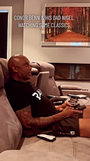 #conorbenn & #nigelbenn watching some classics | #fathersonduo #fatherson | #boxingfanatik #boxingheads #boxinggym #eubankjr