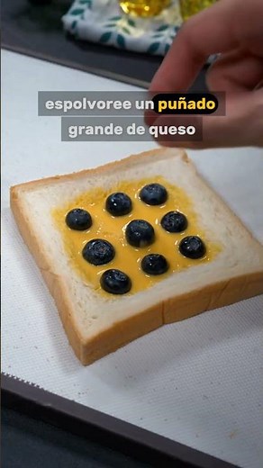 La tostada de queso y arándanos hecha con pan tostado en casa está realmente llena de sabor a leche.