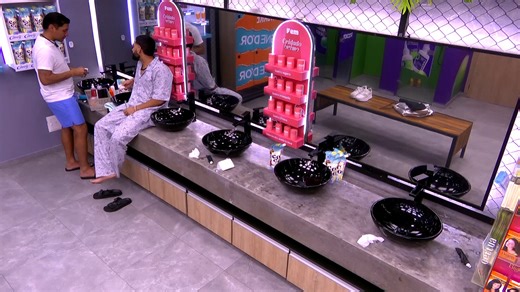 Juanda Caribe le recomendó a Eidevin López ir más despacio con Mariana Zapata 😖. Además, le aconsejó no dejarse afectar por los comentarios en La casa de los famosos Colombia, en especial por los de sus compañeros en Tormenta ⛈️. #lacasadelosfamososcol3 | Canal RCN