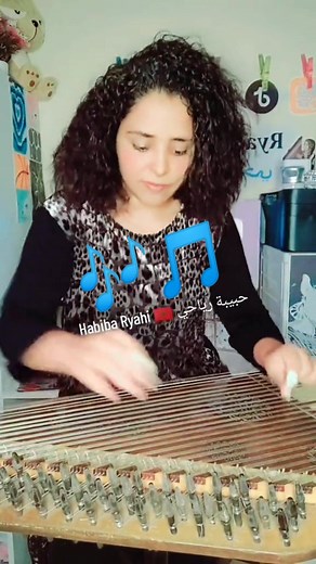 عازفة القانون حبيبة رياحي في عرض الدبكة