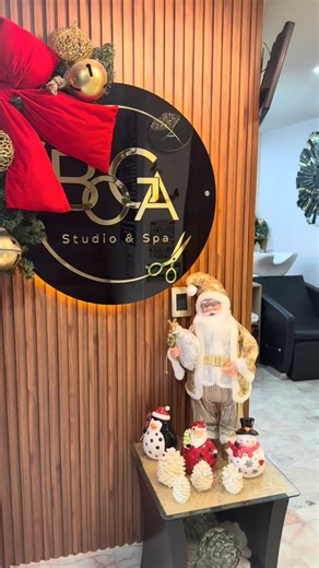 En BOGA ya se siente el espíritu navideño. Luces, estilo y buenas vibras por todos lados. Ven y vive esta temporada con nosotros.🎄✨ | BOGA