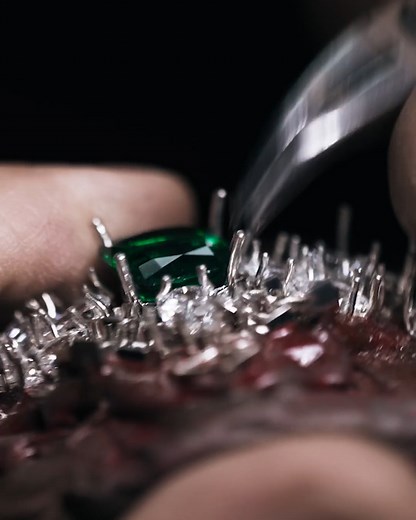 A study in movement, vibrancy, and precision. The Talk to Me, Harry Winston Emerald and Diamond Fan Necklace showcases cushion-cut Columbian emeralds surrounded by a variety of diamond cuts, precisely set at varying levels to enhance volume, depth, and brilliance. Advanced craftsmanship techniques bring each stone to life, reflecting Mr. Winston’s philosophy of enhancing natural beauty through contemporary design. #HarryWinston #WinstonHighJewelry | Harry Winston