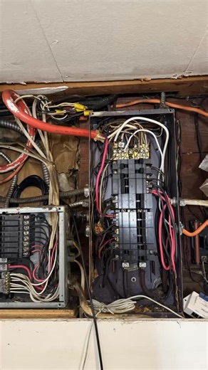 🚨 Emergency Electrical Panel Replacement — Just Before Christmas 🎄⚡️ This home had active arcing inside the electrical panel ⚠️ and no main breaker to safely shut the power off. The panel was beyond repair. We found multiple serious safety issues, including: 🔧 Improper wiring ❌ Open splices ⚠️ Double taps ⛔️ Failed grounding system Because of the immediate fire risk 🔥, power had to be shut down — leaving the family without heat, hot water, or lighting ❄️🚿💡. Waiting for standard utility coo