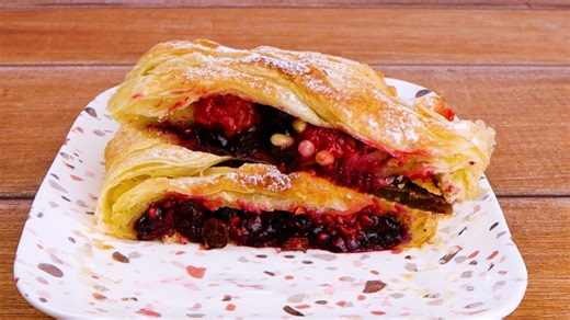 Easy Berry Strudel with Puff Pastry