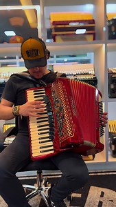 🔥🎹 A vermelhona que dispensa apresentação! Scandalli Polifonica 4/5 Brevetto – Made in Italy 🇮🇹 Som encorpado, resposta rápida e a pegada clássica que só quem conhece Scandalli entende! Peça rara, polifônica de verdade, acabamento impecável e potência pra qualquer palco. Quer garantir? Então corre… porque essa aqui NÃO fica parada! 🚀🔥 ⸻ Hashtags: #SuperGaitas #Scandalli #ScandalliPolifonica #Brevetto #MadeInItaly #AcordeonRaro #AcordeonTop #SanfonaProfissional #GaitaVermelha | Super Gaitas