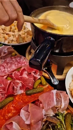 🫕🔥 LA SAISON DES PLAISIRS FONDUS EST OUVERTE AU CODE BARRE ! 🔥🫕 Tous les jeudis, vendredis & samedis, on fait fondre les cœurs (et le fromage 😏) ➡️ Fondue savoyarde 🧀 ⚠️ Uniquement sur réservation (les gourmands sont nombreux…) ✨ NOUVEAUTÉ 2026 👉 Notre nouvelle carte est dispo 👉 Et la planche Mont d’Or débarque pour accompagner ce début d’année comme il se doit 🤍 🍹 Côté bar ? Notre barman Benjamin vous régale avec le cocktail du mois : le Paloma 🌵🍊 Frais, punchy, parfait pour l’hiver