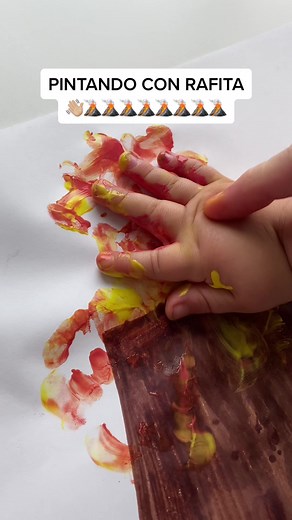 Decidle a Rafita dibujos con su mano 👋🏼 no se lo pongáis fácil😏 #actividadesinfantiles #montessori #montessoriathome #montessoriactivities #estimulacionsensorial #mesasensorial