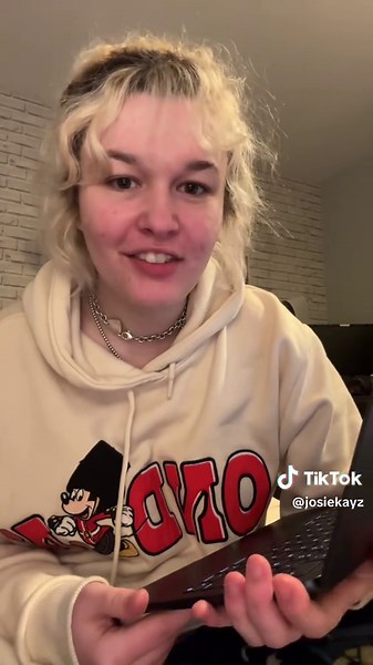 Transformación de cabello con tinte rojo