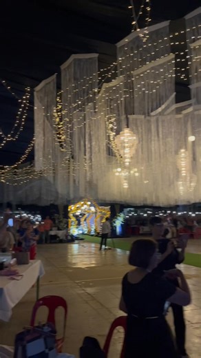 ✨📱💫 𝐀 𝐌𝐨𝐦𝐞𝐧𝐭 𝐨𝐟 𝐆𝐫𝐚𝐭𝐢𝐭𝐮𝐝𝐞 𝐚𝐧𝐝 𝐔𝐧𝐢𝐭𝐲 💫📱✨ Lights off, phones up, and hearts as one. As we sang “𝐒𝐚𝐥𝐚𝐦𝐚𝐭” by Yeng Constantino, the glow of every phone lit up the night—symbolizing gratitude, memories, and the unbreakable bond that unites us as CNHS alumni. A simple yet powerful moment we will always remember. 💚💛 #SalamatMoment #45thGrandAlumniHomecoming #CNHSAlumni #Panaghiusa #GratefulHearts | Claver National High School Alumni Association